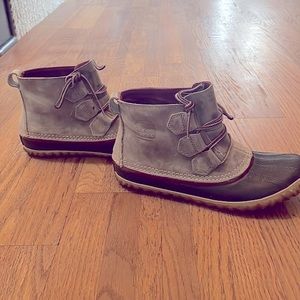 Sorel Two-Tone Gray and Black Winter Boots